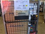 un chariot métallique avec un panneau dessus dans un entrepôt