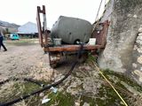 un camion équipé d'un réservoir à l'arrière