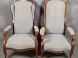 paire de fauteuils français du XIXe siècle en noyer, avec accoudoirs rembourrés