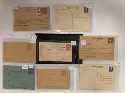 de nombreux types de cartes postales accrochées au mur