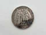 une pièce de monnaie en argent portant l'image d'un homme et d'une femme