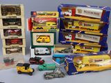 de nombreux modèles différents de petites voitures et de camions exposés