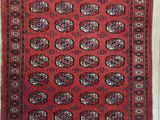 un tapis rouge avec un motif dessus