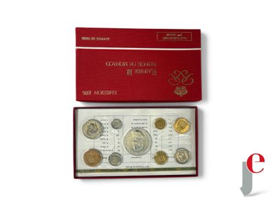 une image représentant une boîte rouge contenant une collection de pièces de monnaie