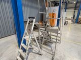 une échelle posée au milieu d'une pièce