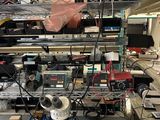une pièce où se trouvent de nombreux appareils électroniques, ainsi que d'autres appareils sur les étagères