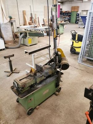 une machine placée au milieu d'une pièce