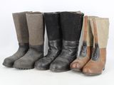 Plusieurs paires de bottes sont alignées en rangée