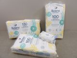 trois paquets de lingettes pour bébé Bioline posés sur une table