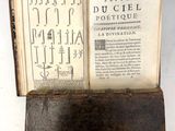 un vieux livre ouvert sur une table