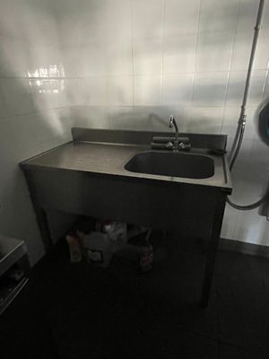 un lavabo et un autre lavabo dans une petite pièce