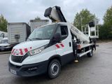 un camion blanc garé sur le parking
