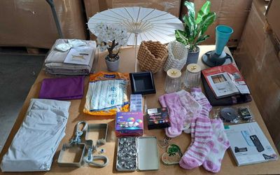 une table sur laquelle se trouvent de nombreux objets