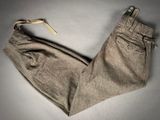 un pantalon posé sur une table