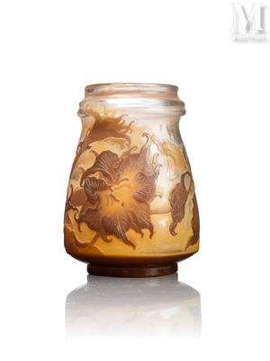 un bocal en verre orné d'un motif