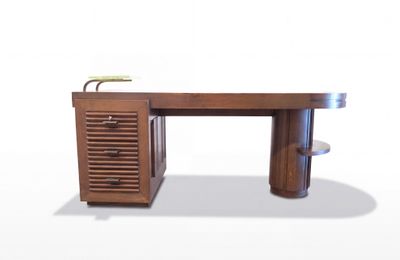 une image représentant un bureau en bois muni de tiroirs et d'une étagère