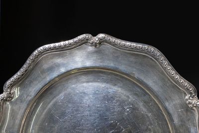 un plateau d'argent posé sur une table