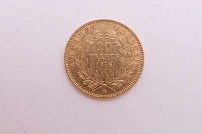 une image d'une pièce d'or sur une surface blanche