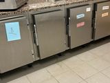 une cuisine équipée de nombreux appareils électroménagers en inox