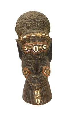 une statue en bois d'un homme avec un chapeau sur la tête
