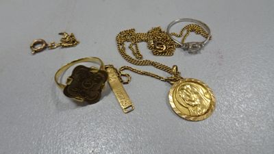 deux bijoux sont posés sur une surface blanche