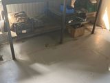 une photo d'un établi dans un garage avec de nombreux outils