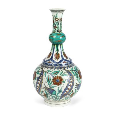 une image représentant un vase orné d'un motif floral