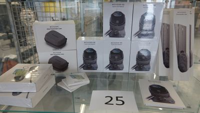 une vitrine en verre sur laquelle sont exposés plusieurs objets