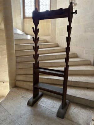 une chaise en bois posée devant un escalier