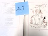 un livre ouvert sur lequel figure la photo d'une femme en robe de mariée