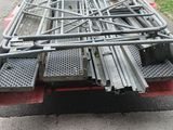 un camion sur la benne duquel sont empilées plusieurs barres métalliques