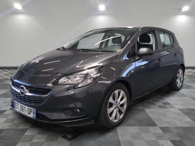 L'Opel grise est garée dans une pièce au sol en damier.