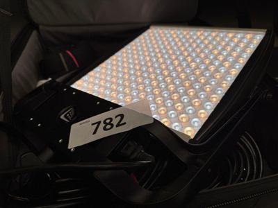 une valise noire surmontée d'une lampe