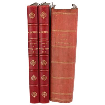 deux livres rouges posés l'un sur l'autre sur une surface blanche