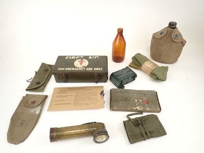 de nombreux objets, parmi lesquels une bouteille, un couteau et d'autres objets