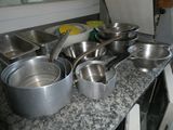 de nombreuses casseroles et poêles sur le comptoir de la cuisine