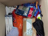 un carton rempli de vêtements et d'un téléphone portable