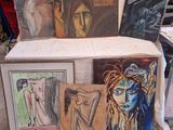 de nombreux tableaux exposés sur une table dans une pièce