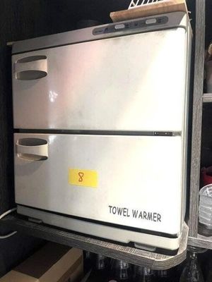 une photo d'un petit réfrigérateur dans une pièce