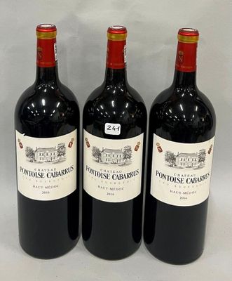 trois bouteilles de vin rouge sont alignées sur une surface blanche
