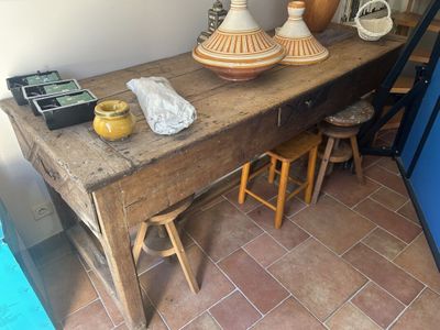 une table en bois sur laquelle sont posées deux lampes