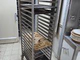 une photo d'une cuisine professionnelle avec un plateau de pain