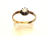 une image d'une bague en diamant sur fond blanc