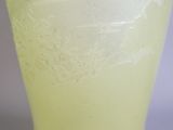 un vase jaune orné d'un motif blanc