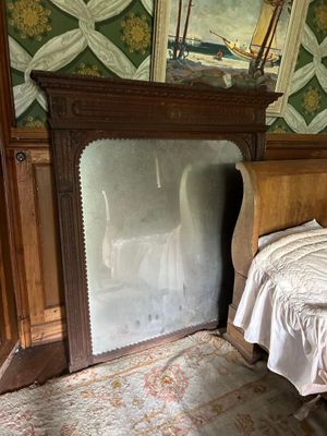 un lit dans une chambre avec une cheminée dans un coin