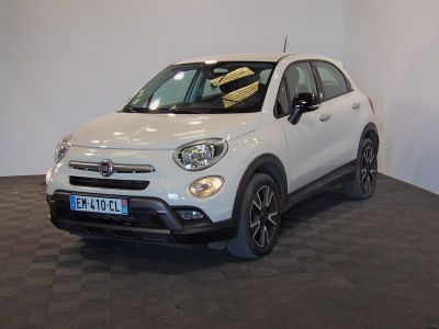 Le SUV Fiat blanc est garé dans un showroom au sol carrelé.