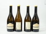 trois bouteilles de vin posées les unes à côté des autres sur une surface blanche