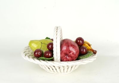 un panier blanc rempli de différents fruits
