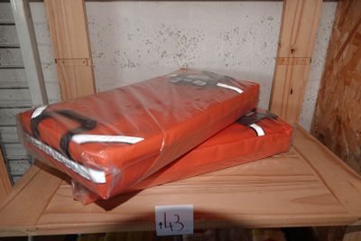 deux sacs orange posés sur une étagère en bois