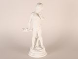une statue blanche représentant un garçon tenant une fleur à la main